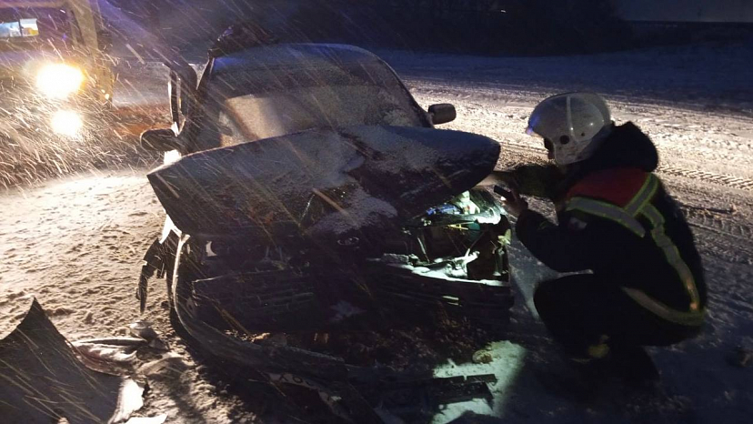 На саратовской трассе в снегопад столкнулись два автомобиля