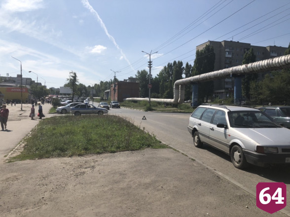 В Саратове школьник перебегал дорогу и попал под колеса иномарки