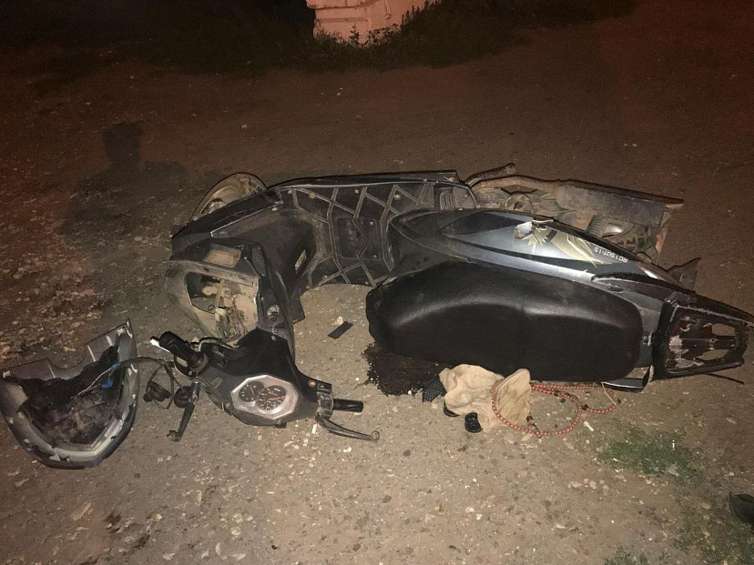 Скутерист протаранил бетонные блоки и попал в больницу