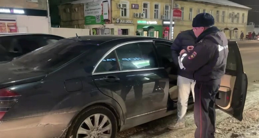 Заезд вокруг главной елки Саратова устроил 21-летний водитель «Мерседеса»