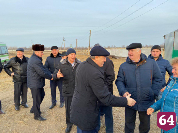Духовницкого фермера похвалили за развитие животноводства с нуля 