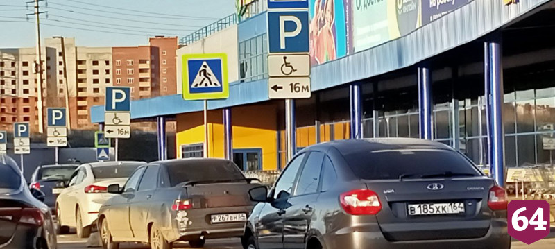 В Саратове автохамы заняли парковку для инвалидов