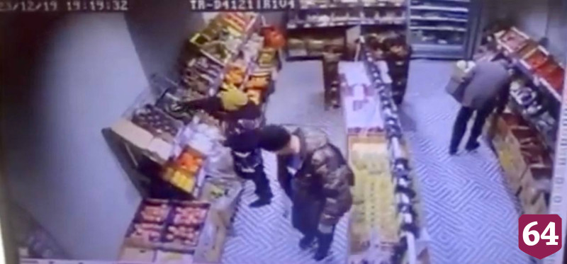 Супруги пытались вывезти из «Пятерочки» тележку продуктов и попались