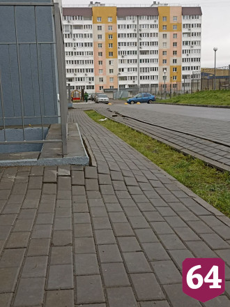 Жители Саратова пожаловались на волнистый тротуар у лицея