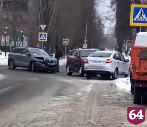 У рынка под Саратовом произошла массовая авария