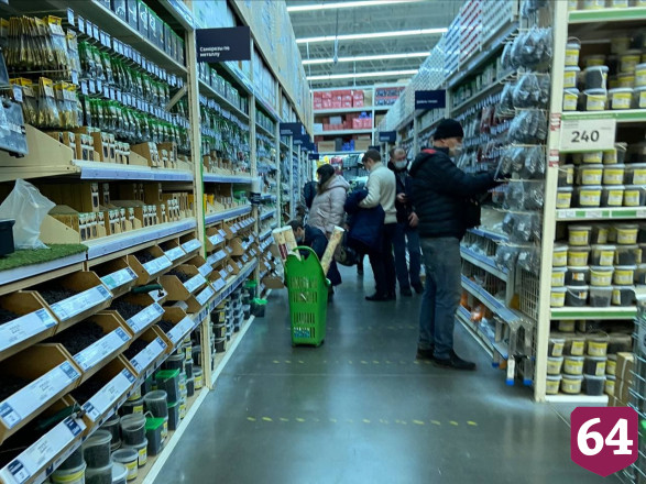 Саратовцы на посленовогоднем шопинге не забыли про маски 