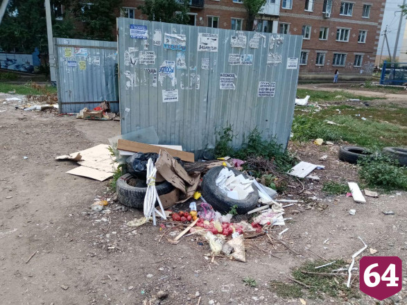 Горожанка пожаловалась на опасное соседство мусорки с детсадом
