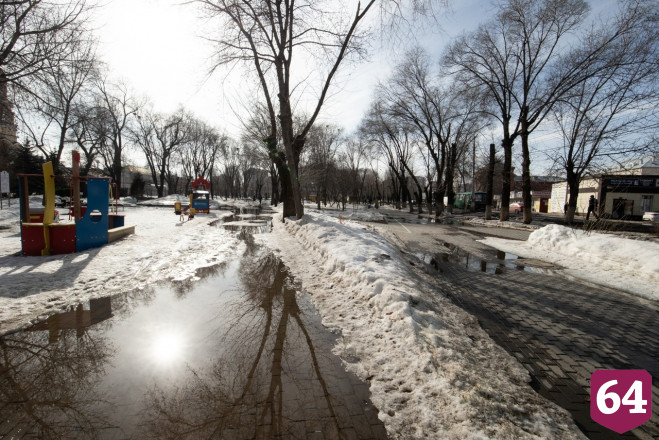 Подход к школе в центре Энгельса затопило талыми водами