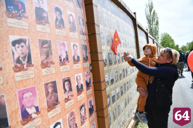 Тысячи саратовцев празднуют День Победы у мемориала «Журавли»