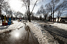 Подход к школе в центре Энгельса затопило талыми водами