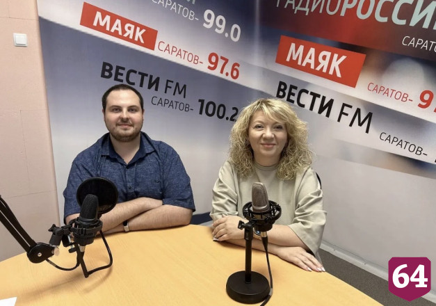 В саратовском ЗАГСе поженили «царевича» и «царевну»