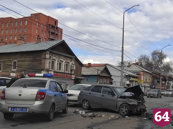 В центре Саратова столкнулись 4 автомобиля