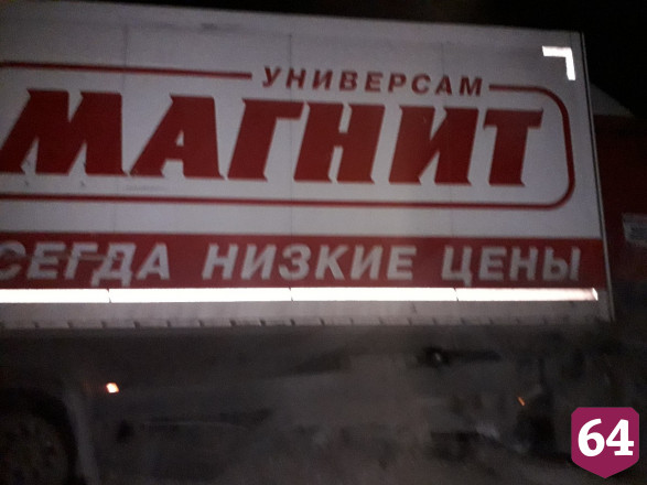 Фура «Магнита» снесла ограждение моста и повисла над рекой