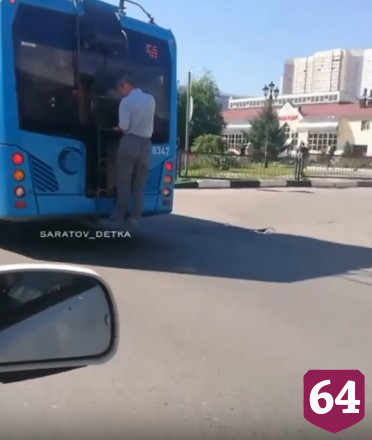 Саратовцы осудили взрослого зацепера на троллейбусе
