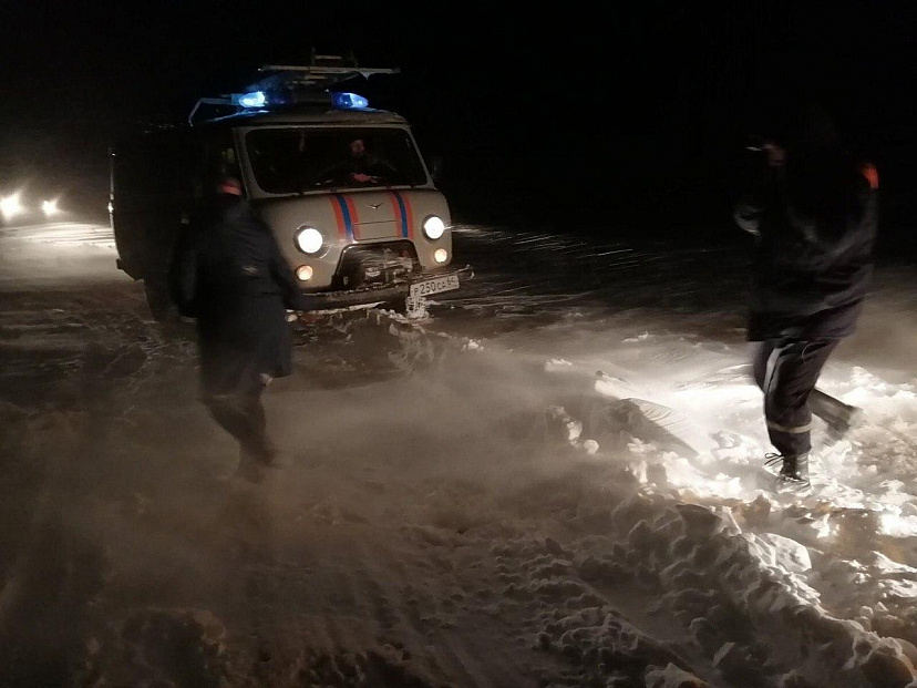 Спасатели эвакуируют застрявших на саратовских трассах людей