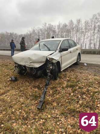 Иномарка зацепила обочину и влетела в отбойник на трассе под Саратовом