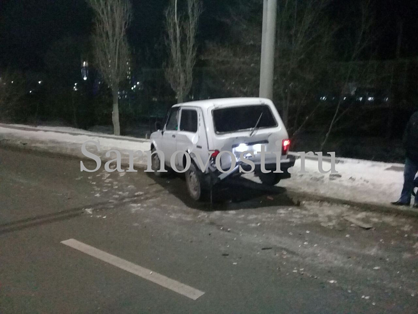 В Саратове автомобили после столкновения выбросило на тротуар
