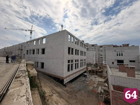 В новой школе Саратова активно строят главный корпус и бассейн