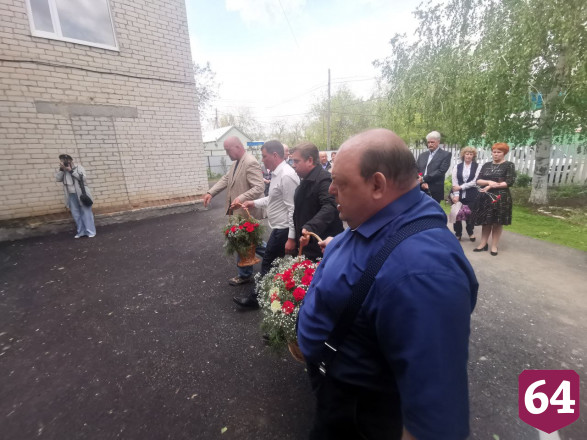 В честь погибшего от коронавируса врача открыли мемориальную доску