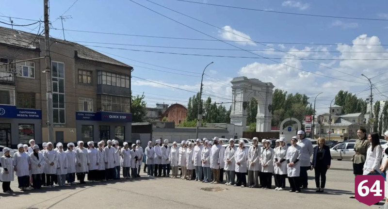 В Саратове у памятника военной медсестре читали стихи и пели песни