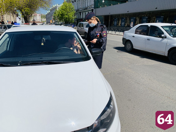 Полицейские призвали саратовцев правильно носить георгиевские ленточки