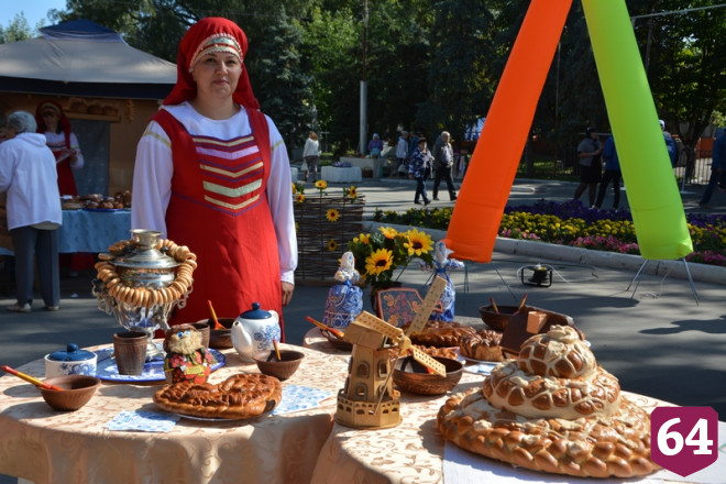 Жители Энгельса празднуют День города