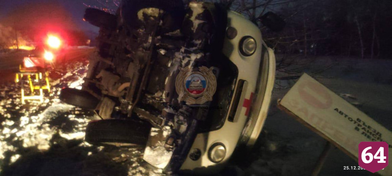 В Саратове опрокинулась машина скорой помощи