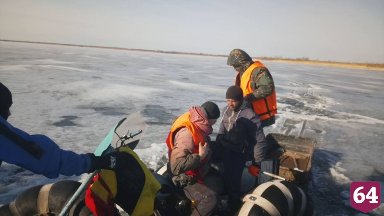 Под Саратовом трое мужчин на самодельном снегоходе провалились под лед 