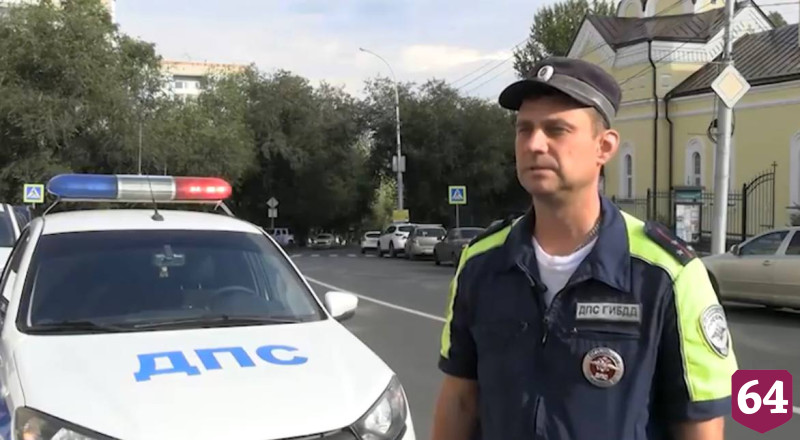 Саратовские полицейские сопроводили до больницы автомобиль с теряющей сознание пассажиркой