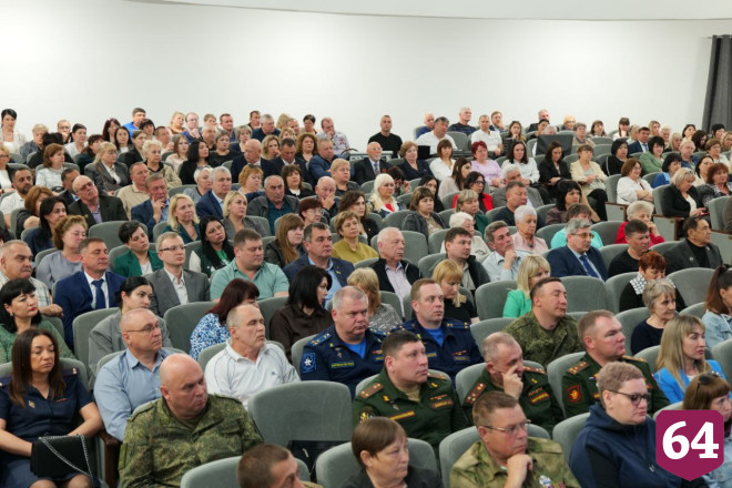 Губернатор поручил решить вопрос с нехваткой медиков в Вольском районе