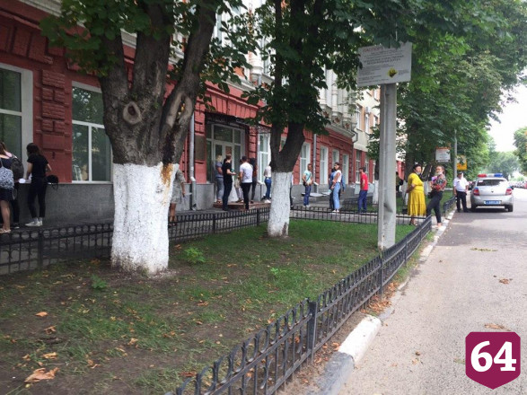 Саратовская молодежь столпилась у здания университета без масок