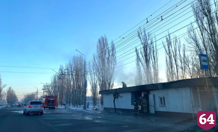 На остановке выгорел торговый ларек