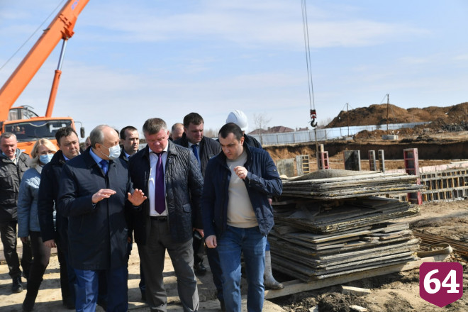 Губернатор потребовал вывести на стройку онкоцентра две тысячи человек 