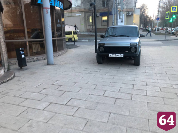 В Саратове автохама оштрафовали за брошенный у бара внедорожник 