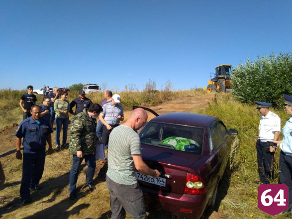 Спасатели вытащили автомобиль и  тело 8-летнего мальчика из пруда