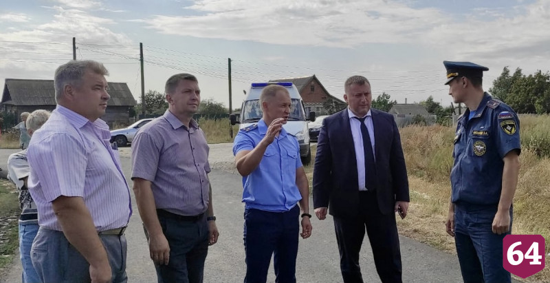 Под Саратовом природный пожар перекинулся на жилые дома