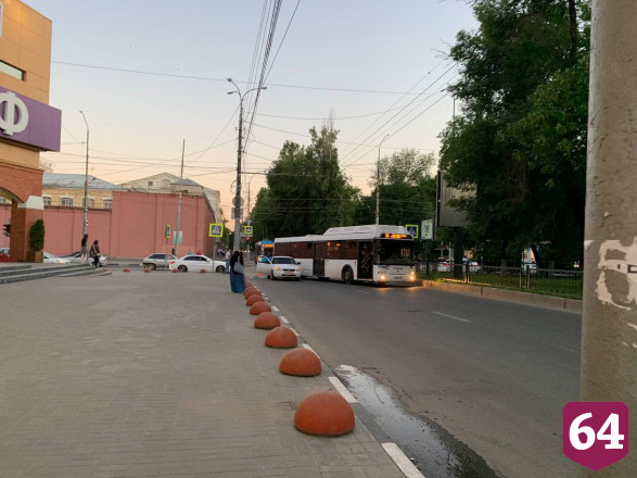 ДТП с автобусом у «Триумф Молла» блокировало движение из центра Саратова