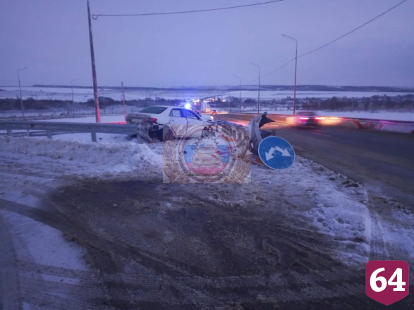 Водитель «Тойоты» разбился при столкновении с отбойником на трассе