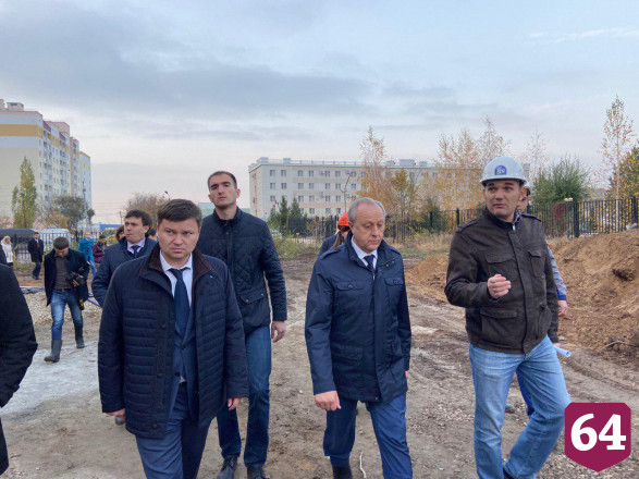 Радаев похвалил подрядчика за организацию работ при строительстве детсада в Энгельсе 