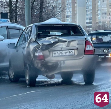 В Саратове бензовоз протаранил легковушку