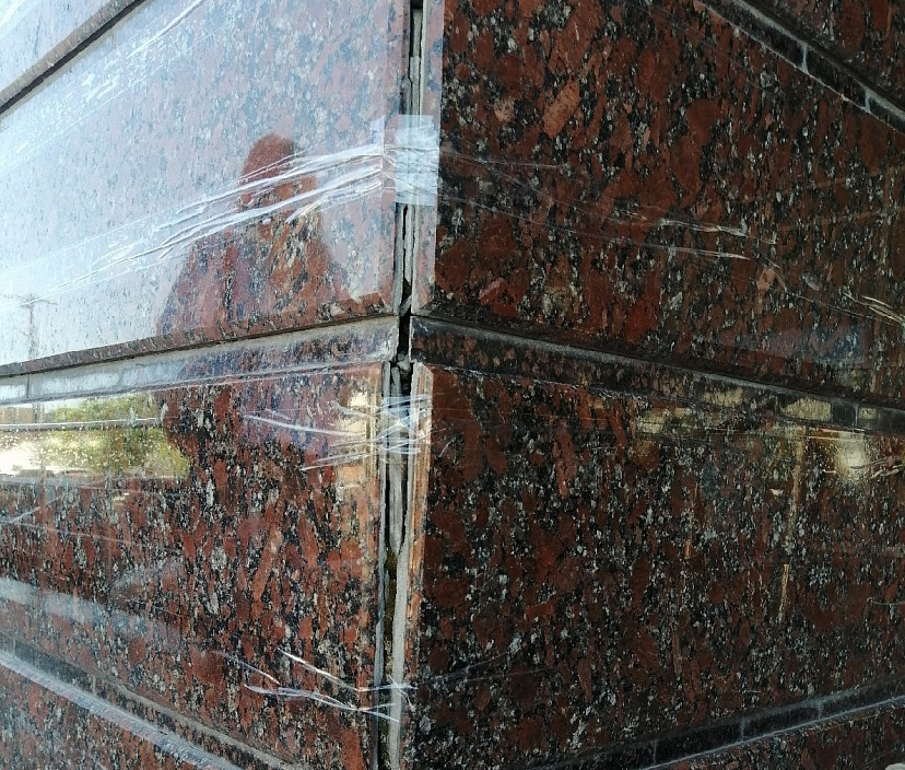 Колонны ТЦ в Энгельсе «отремонтировали» скотчем