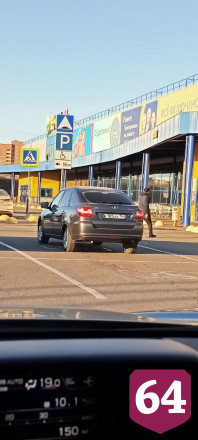 В Саратове автохамы заняли парковку для инвалидов
