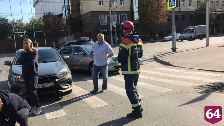 Саратовские спасатели помогли сбитым на самокате детям 