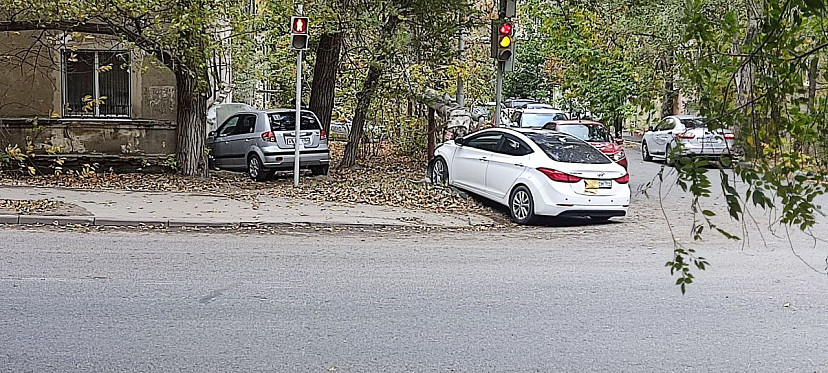 В Саратове автомобили участников ДТП вынесло к жилому дому
