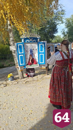 В Саратовской области на казачьем фестивале кормили щами и фланкировали шашкой