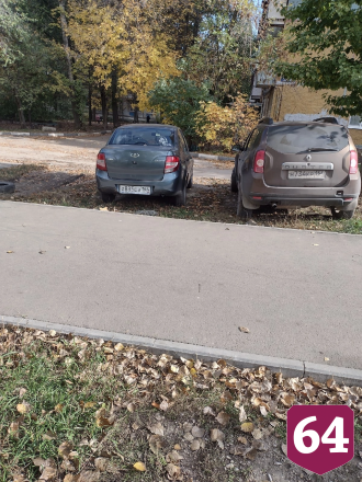 Автохамы бросают машины на газоне в Саратове