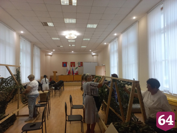 Саратовские женщины развернули маскировочные сети в День России