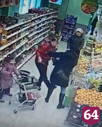 Саратовцев напугала неадекватная женщина в магазине