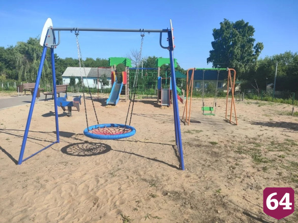 В саратовских селах установили качели-гнезда 