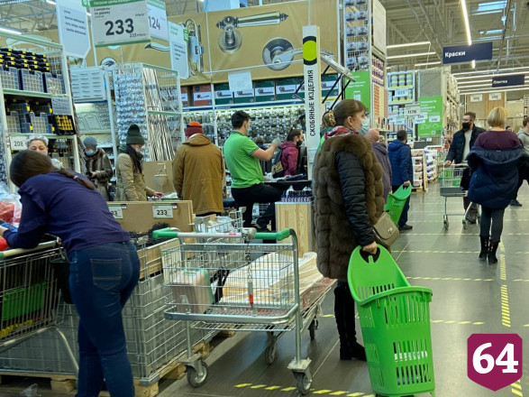 Саратовцы на посленовогоднем шопинге не забыли про маски 
